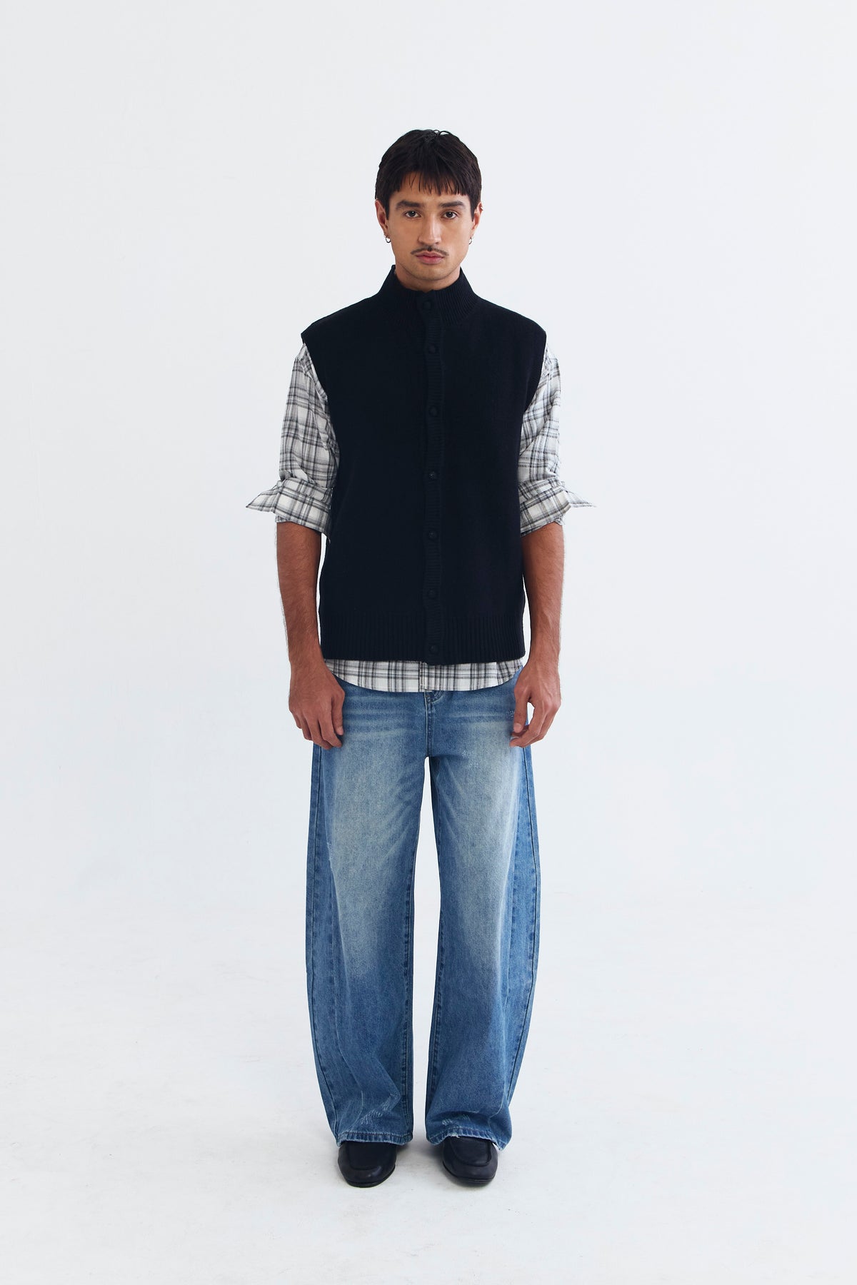 SACRAMENTO VEST BLACK