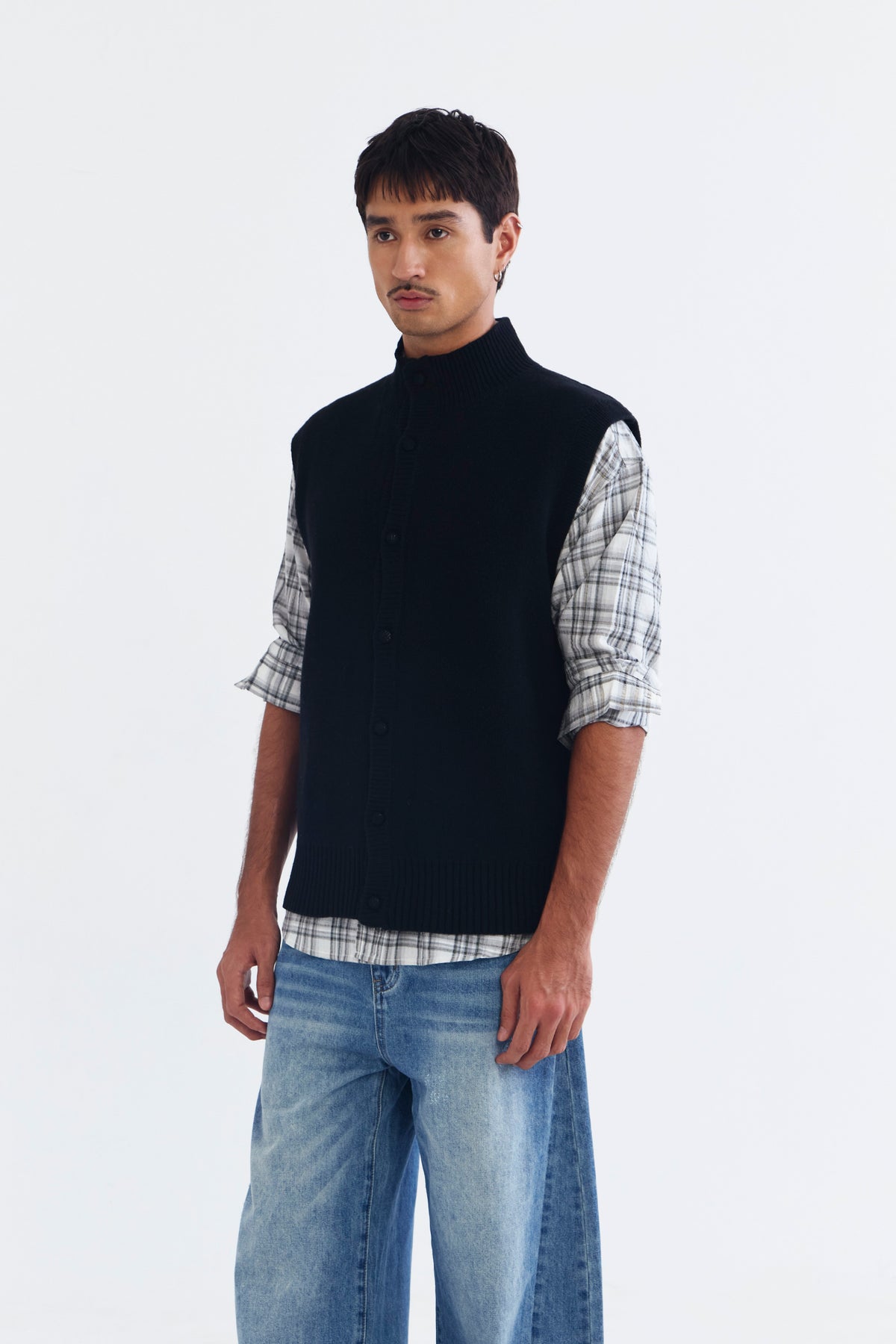 SACRAMENTO VEST BLACK