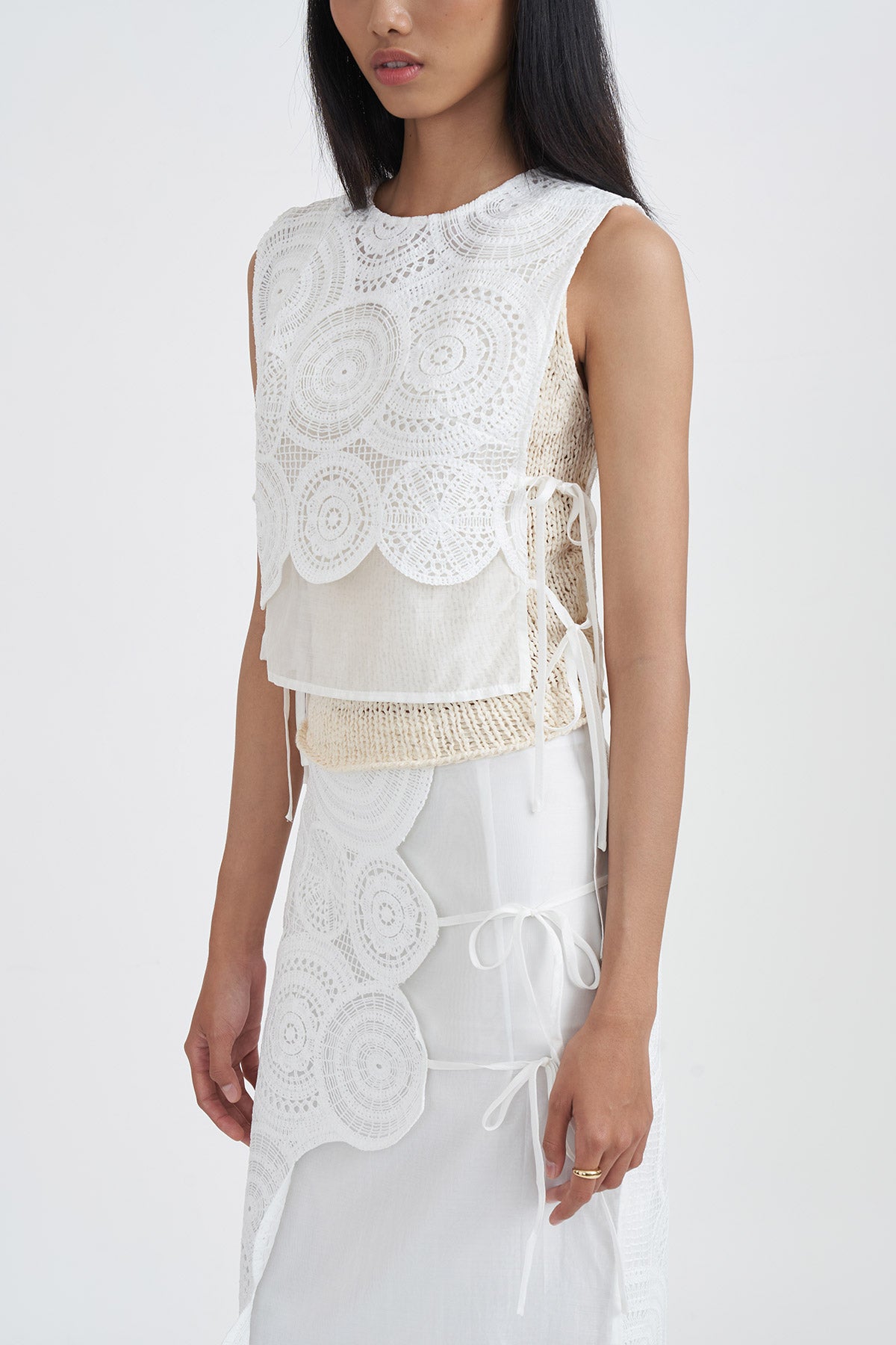 ROSETTE VEST WHITE